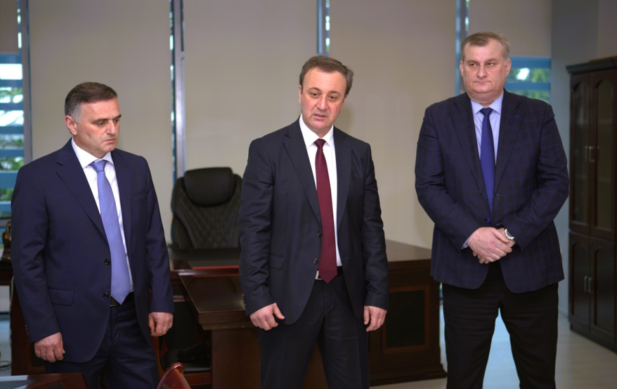 Владимир Делба представил коллективу Министерства здравоохранения нового министра Астамура Гуния