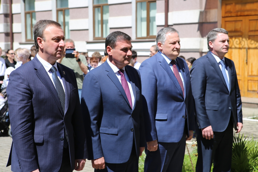 Премьер-министр почтил память государственного и общественного деятеля Юрия Воронова