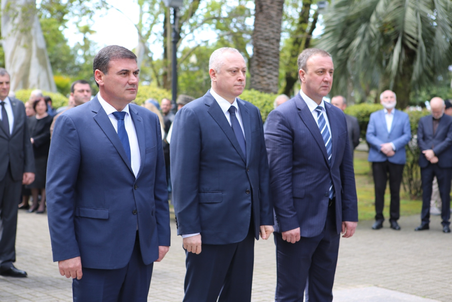 Премьер-министр возложил цветы к памятнику Народного поэта Абхазии Баграта Шинкуба