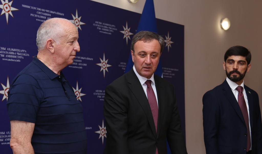 Владимир Делба представил коллективу МЧС министра по чрезвычайным ситуациям Алиаса Авидзба
